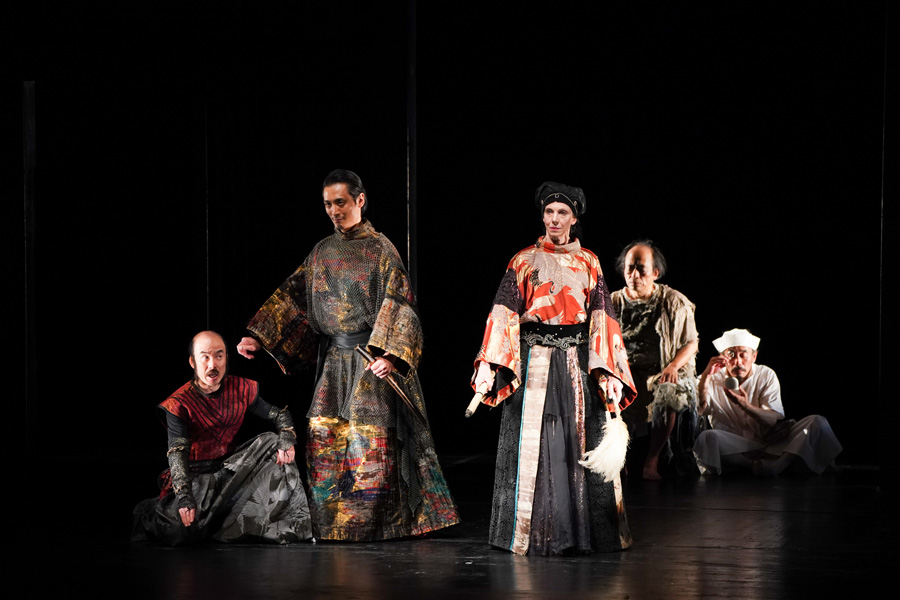 5 attori in costume nelle pose di una scena del King Lear con la regia di Tadashi Suzuki