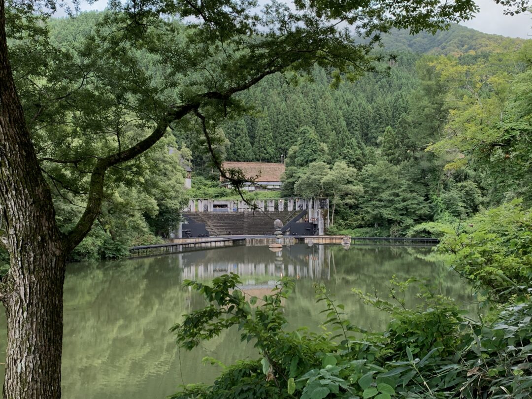 Un teatro greco in stile zen si specchia in un piccolo lago artificiale