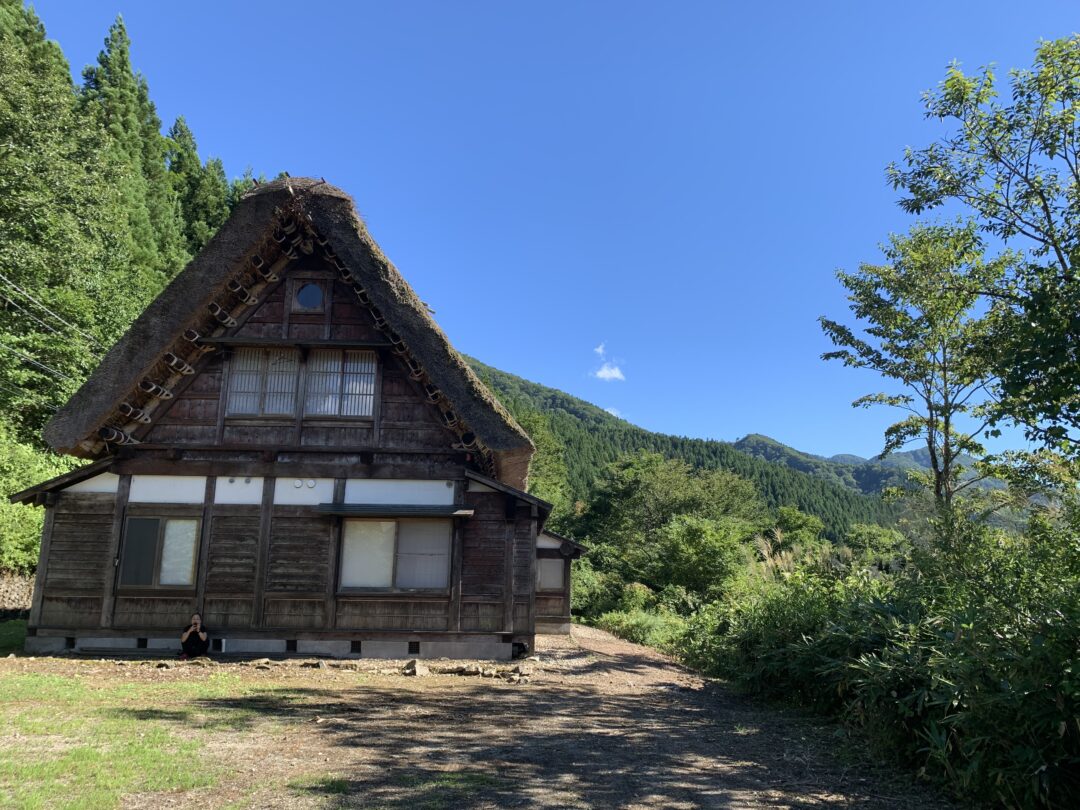 una tipica casa della campagna giapponese con il tetto spiovente di paglia