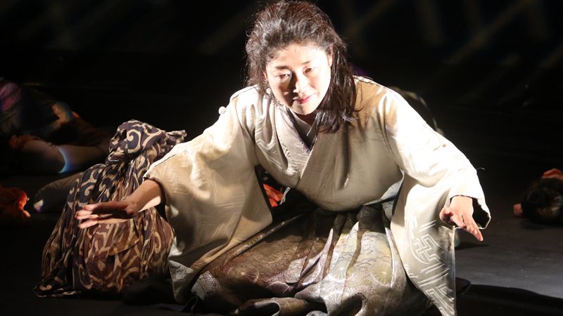 L'attrice giapponese Maki della compagnia SCOT in un momento dello spettacolo mentre passa dal ruolo di Ecuba a quello di Cassandra