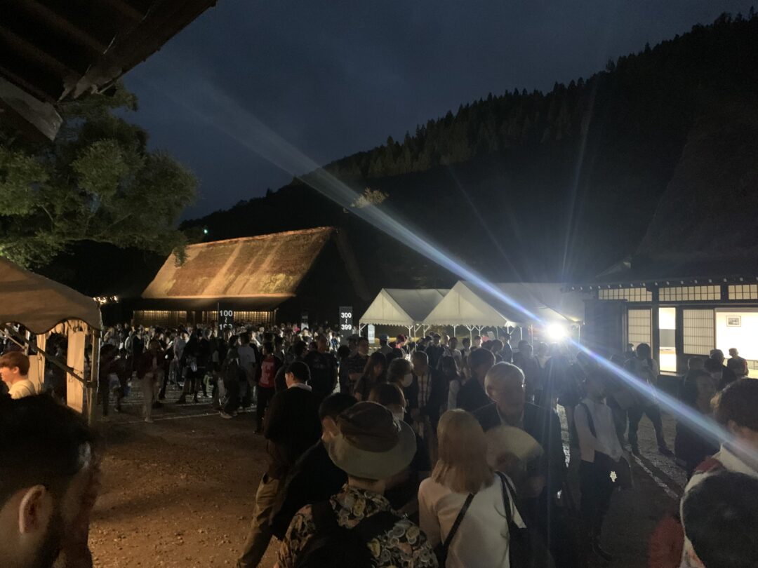 Numeroso pubblico in coda per accedere ad uno spettacolo del Summer Festival di Toga